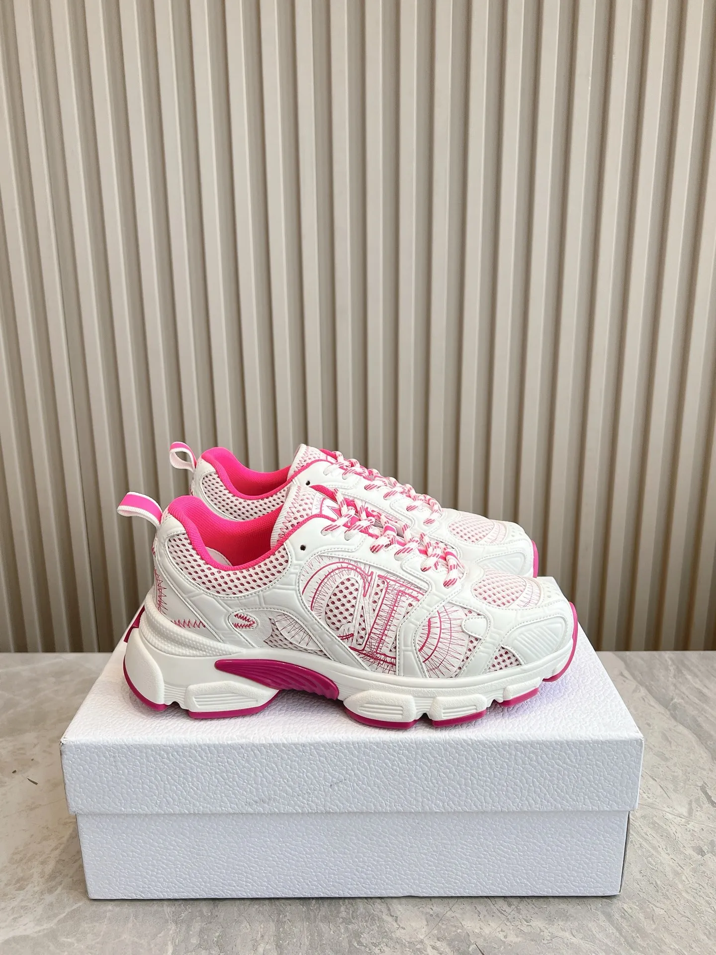 👟👟Ex-factory price 640👟👟 (Top version) Dior Chrono series sports shoes Purchased and developed in Taikoo Hui for RMB 18,200. This Dior chrono sports shoe continues the timeless silhouette and is carefully made of mesh, so it will be particularly comfortable on the feet. It is decorated with CD special craftsmanship logo to enhance the style. The lightweight style is matched with the "Christian Dior" logo thin sole, suitable for all seasons, and can be matched with all kinds of casual looks to add a finishing touch. Classic and super durable. Upper: cowhide stitching. Original molded outsole. Size: 35-41. Full set of counter synchronized gift box 💝 packaging